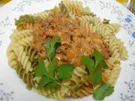 Bunte italienische Nudeln mit pikanter Rinderhacksauce und gemischten Salat - Rezept