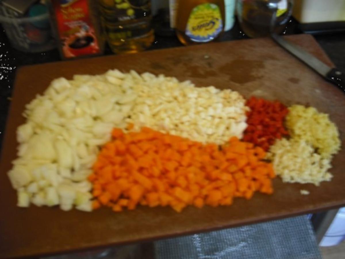 Bunte italienische Nudeln mit pikanter Rinderhacksauce und gemischten Salat - Rezept - Bild Nr. 6