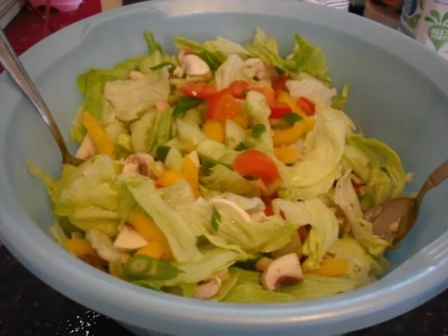 Rezept: Bunte italienische Nudeln mit pikanter Rinderhacksauce und gemischten Salat Bild Nr. 12 Bunte italienische Nudeln mit pikanter Rinderhacksauce und gemischten Salat - Rezept - Bild Nr. 12