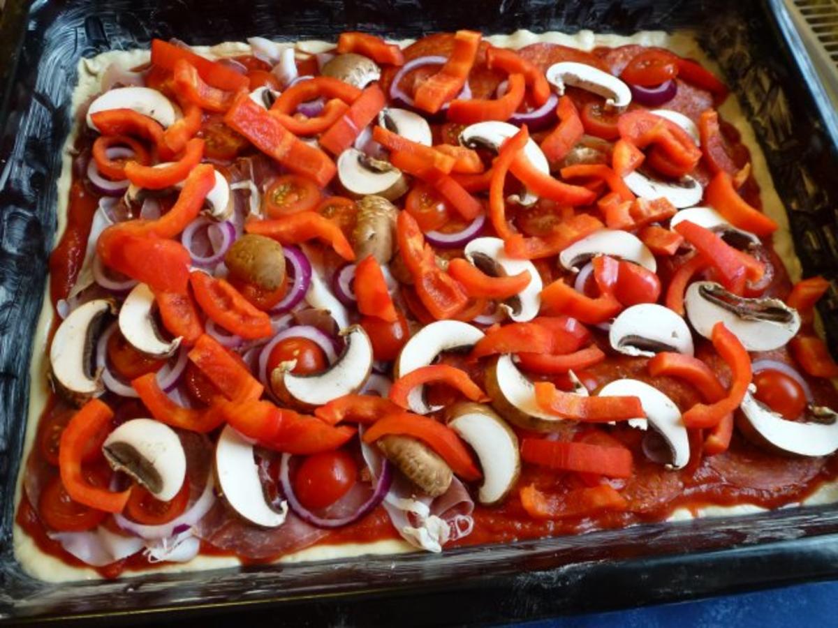 Pizza mit extra viel Belag Rezept mit Bild kochbar.de