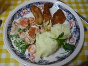 Hähnchenchicken mit Erbsen-Möhrenblüten und Käsekartoffelstampf - Rezept