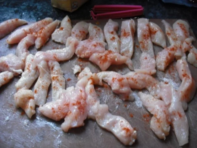 Rezept: Hähnchenchicken mit Erbsen-Möhrenblüten und Käsekartoffelstampf Bild Nr. 3 Hähnchenchicken mit Erbsen-Möhrenblüten und Käsekartoffelstampf - Rezept - Bild Nr. 3