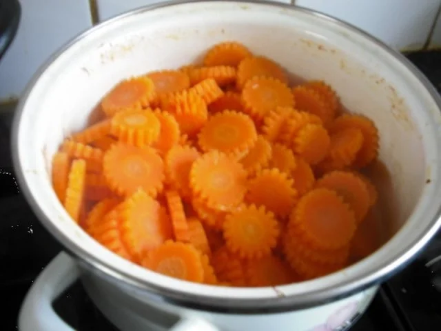 Rezept: Hähnchenchicken mit Erbsen-Möhrenblüten und Käsekartoffelstampf Bild Nr. 13 Hähnchenchicken mit Erbsen-Möhrenblüten und Käsekartoffelstampf - Rezept - Bild Nr. 13