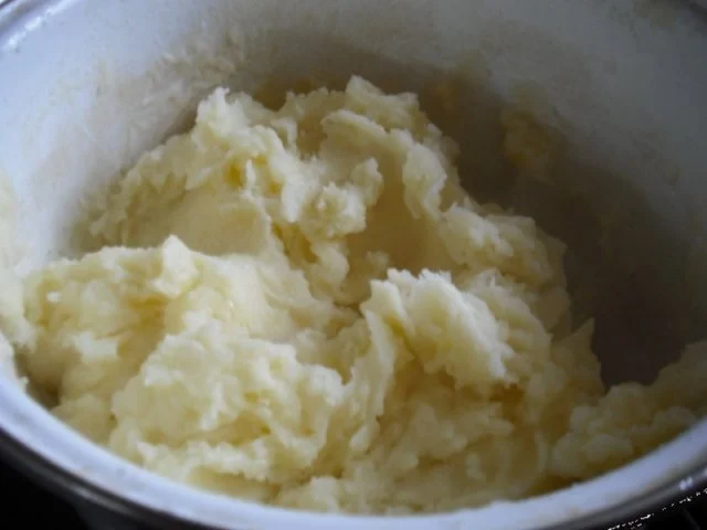 Rezept: Hähnchenchicken mit Erbsen-Möhrenblüten und Käsekartoffelstampf Bild Nr. 16 Hähnchenchicken mit Erbsen-Möhrenblüten und Käsekartoffelstampf - Rezept - Bild Nr. 16