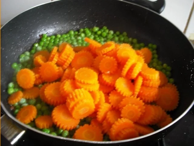 Rezept: Hähnchenchicken mit Erbsen-Möhrenblüten und Käsekartoffelstampf Bild Nr. 14 Hähnchenchicken mit Erbsen-Möhrenblüten und Käsekartoffelstampf - Rezept - Bild Nr. 14