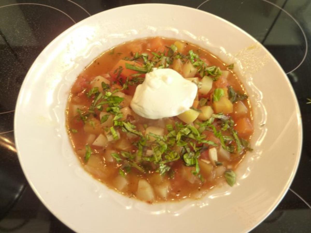 Bilder für Kürbis-Tomaten Supppe mit Kartoffelnwürfeln - Rezept