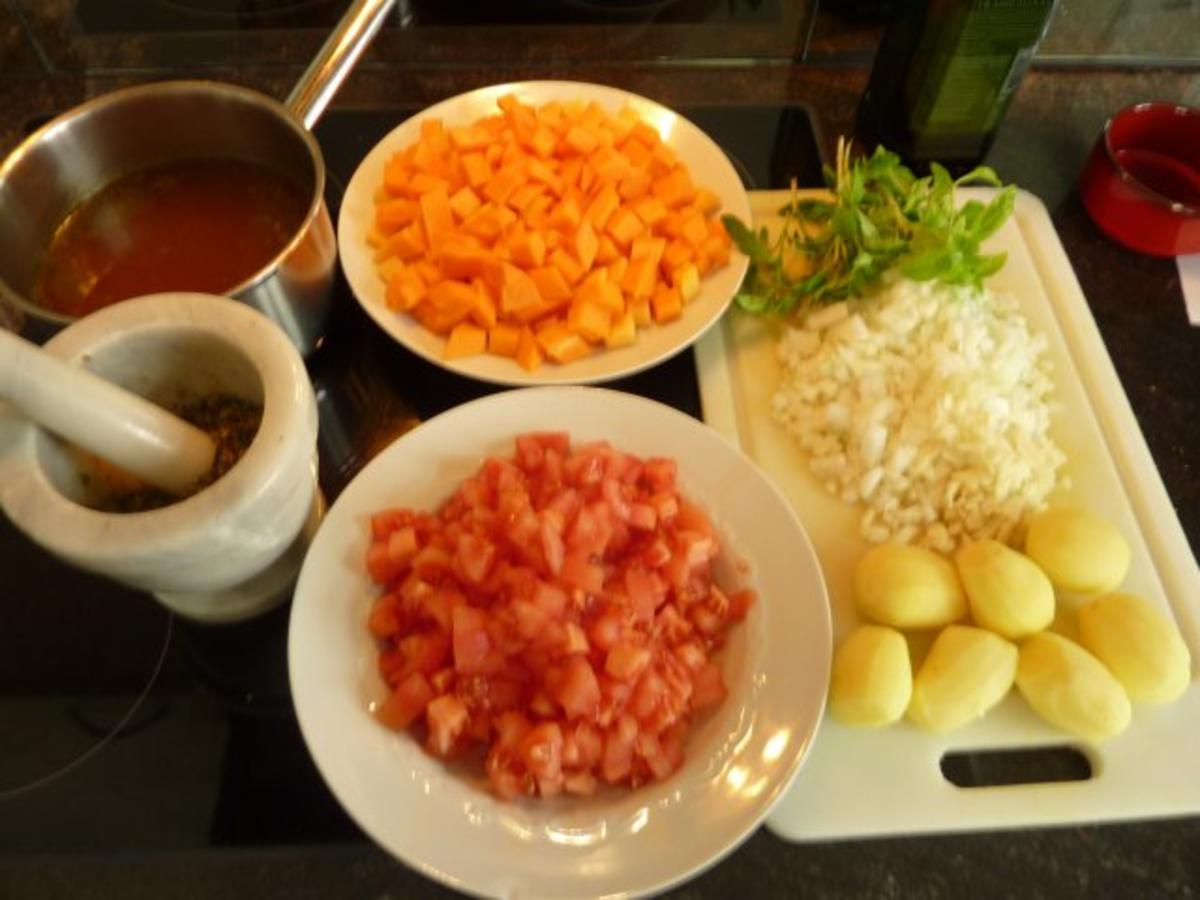 Kürbis-Tomaten Supppe mit Kartoffelnwürfeln - Rezept - Bild Nr. 2