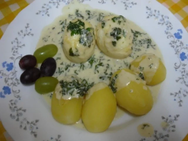 Rezept: Gekochte Eier mit Petersiliensauce und Drillingen Gekochte Eier mit Petersiliensauce und Drillingen - Rezept