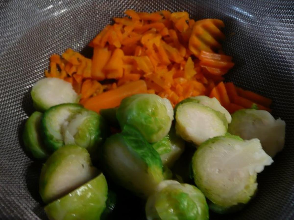 Rosenkohl  - Karotten - Pfanne mit Tricolore Nudeln. - Rezept - Bild Nr. 3