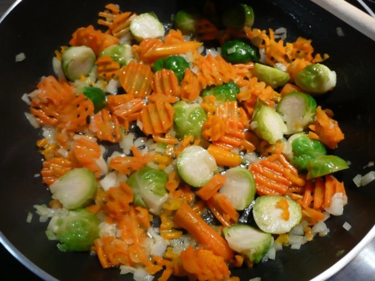 Rosenkohl  - Karotten - Pfanne mit Tricolore Nudeln. - Rezept - Bild Nr. 5
