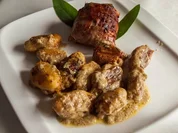 Schweinefilet mit Füllung im Speckmantel mit mediterranen Klößchen - Rezept