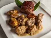 Schweinefilet mit Füllung im Speckmantel mit mediterranen Klößchen - Rezept