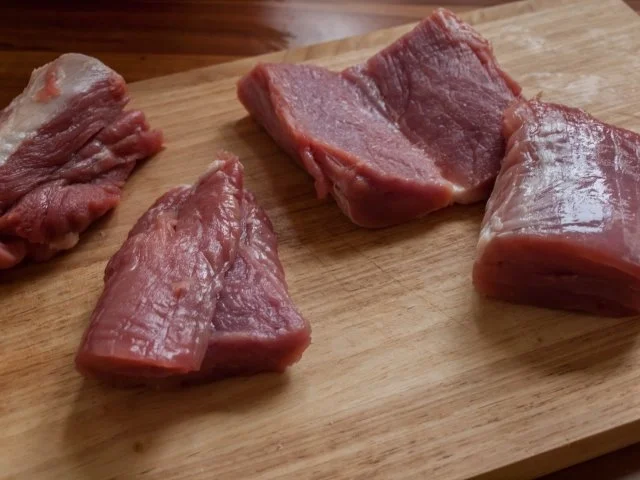 Schweinefilet mit Füllung im Speckmantel mit mediterranen Klößchen - Rezept - Bild Nr. 3