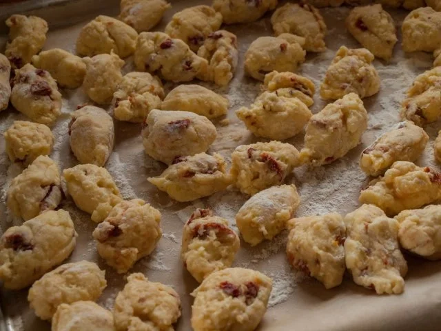 Schweinefilet mit Füllung im Speckmantel mit mediterranen Klößchen - Rezept - Bild Nr. 7