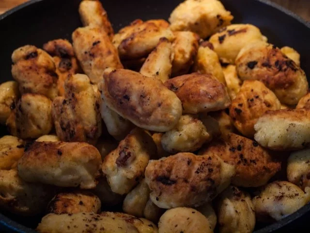 Schweinefilet mit Füllung im Speckmantel mit mediterranen Klößchen - Rezept - Bild Nr. 8