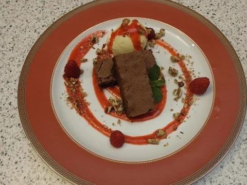 Rezept: Schokoladen Brownie mit selbstgemachtem Vanilleeis & Himbeerspiegel Schokoladen Brownie mit selbstgemachtem Vanilleeis & Himbeerspiegel - Rezept