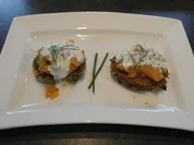 Rezept: Kartoffel-Zucchini-Rรถsti mit Lachstatar und Crรจme Fraรฎche Kartoffel-Zucchini-Rรถsti mit Lachstatar und Crรจme Fraรฎche - Rezept