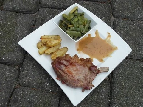 Gegrilltes Ibérico-Karree mit Chimichurri-Rosmarinkartoffeln und Bohnenpotpourri - Rezept