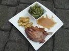 Gegrilltes Ibérico-Karree mit Chimichurri-Rosmarinkartoffeln und Bohnenpotpourri - Rezept