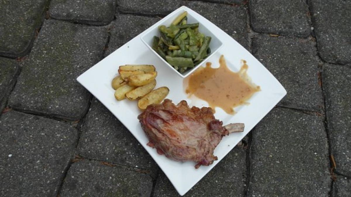 Bilder für Gegrilltes Ibérico-Karree mit Chimichurri-Rosmarinkartoffeln und Bohnenpotpourri - Rezept