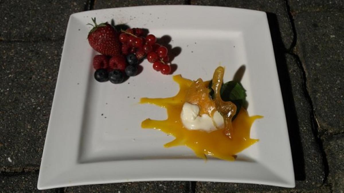 Weiße Mousse au Chocolat mit Mangopüree und Sommerfrüchten - Rezept ...