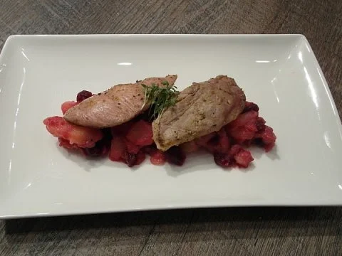 Rezept: Geräucherte Wachtelbrust auf Rote Bete Kartoffelsalat Geräucherte Wachtelbrust auf Rote Bete Kartoffelsalat - Rezept