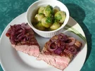 Zwiebelrost-Braten mit Rosenkohl -Salat - Rezept