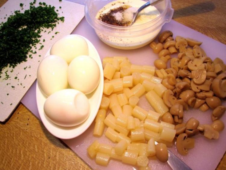 Schneller Eiersalat mit Spargel und Pilzen