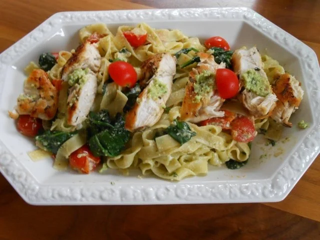 Rezept: Pasta mit Pesto und Rosmarin-Hähnchen Pasta mit Pesto und Rosmarin-Hähnchen - Rezept