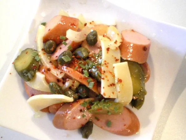 Wienerle Wurst Kapern Gurken Käse Salat - Rezept