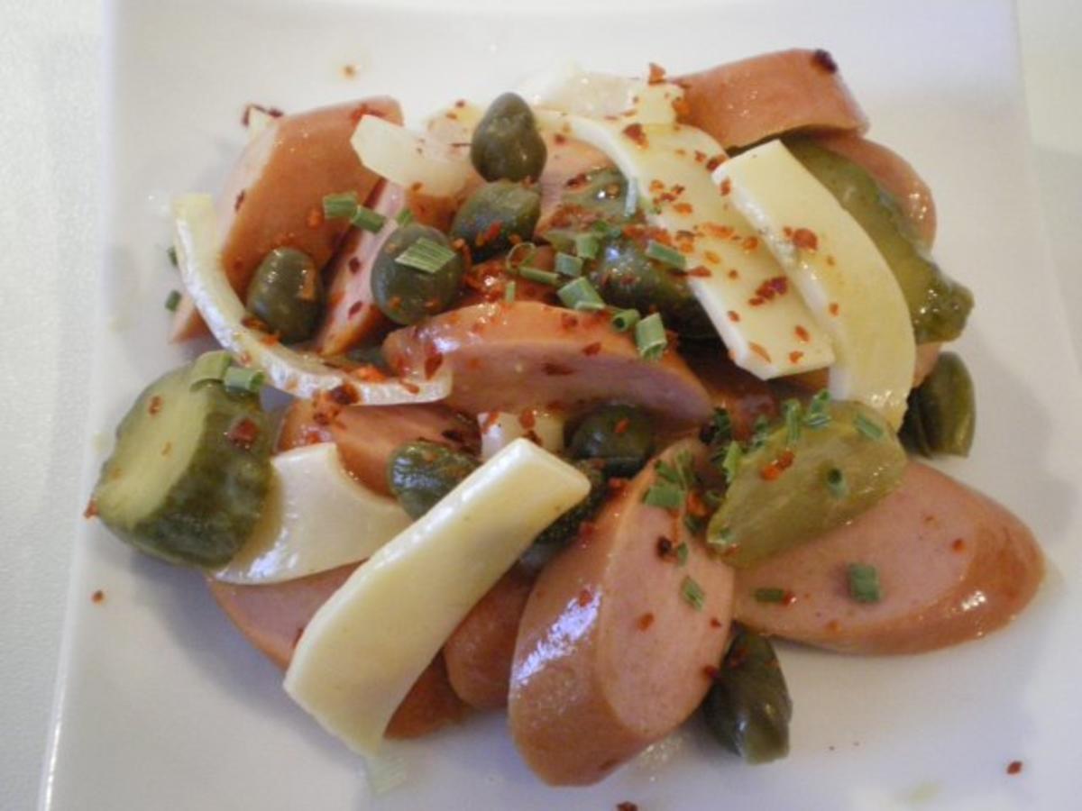 Wienerle Wurst Kapern Gurken Käse Salat - Rezept - Bild Nr. 2