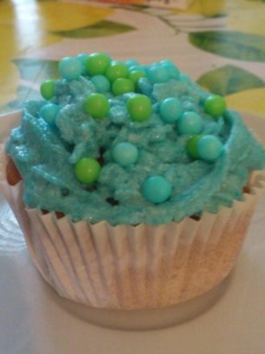 Zitronen-Cupcakes mit buntem Frosting - Rezept - kochbar.de