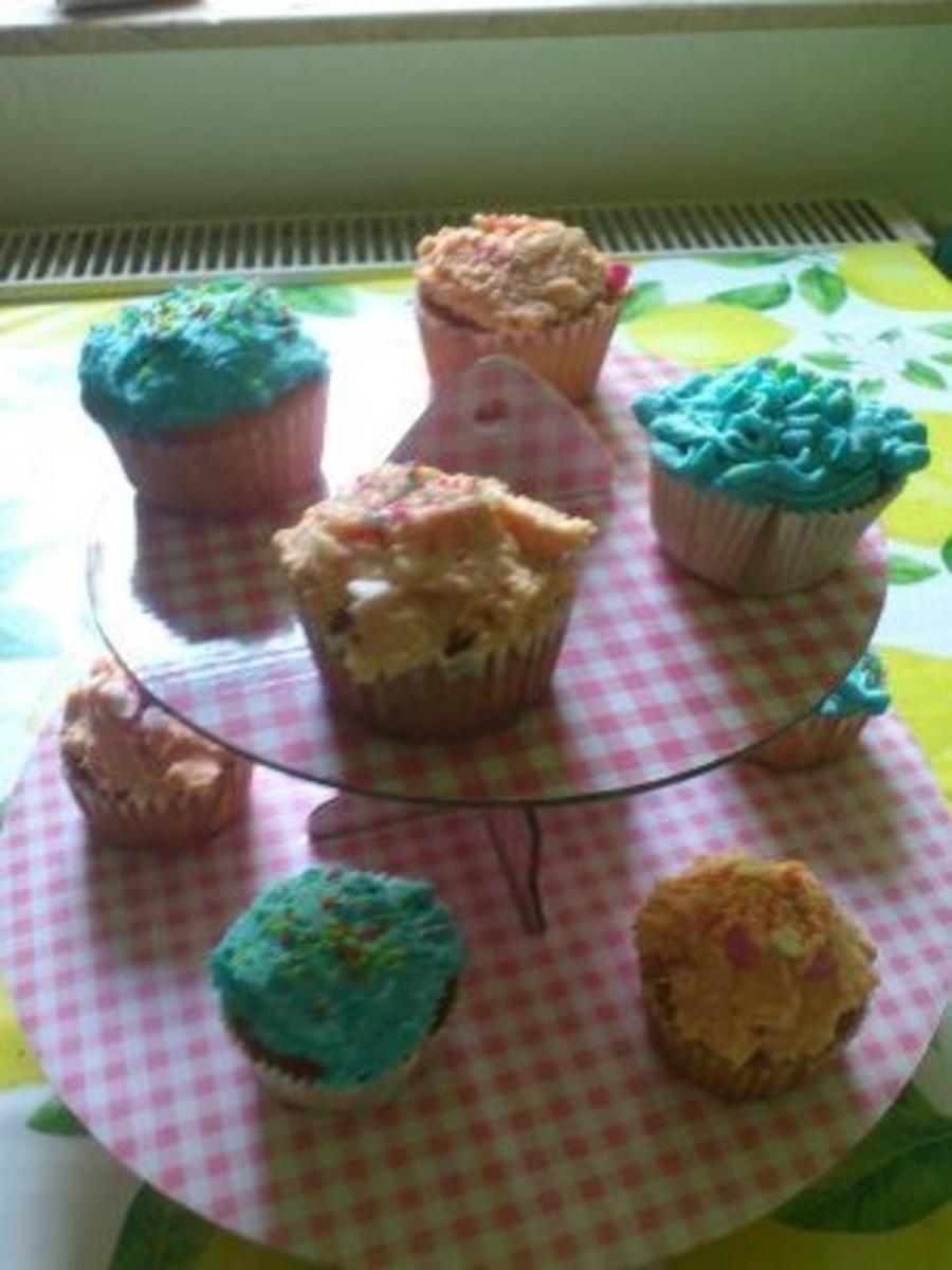 Zitronen-Cupcakes mit buntem Frosting - Rezept - Bild Nr. 2