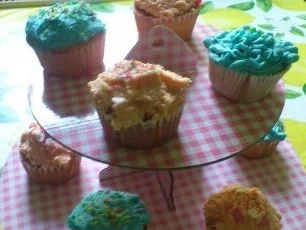 Rezept: Zitronen-Cupcakes mit buntem Frosting Bild Nr. 2 Zitronen-Cupcakes mit buntem Frosting - Rezept - Bild Nr. 2