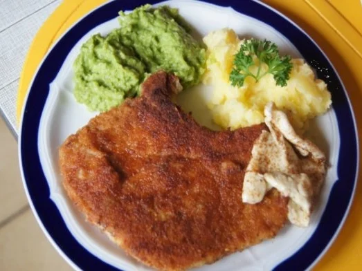 Rezept: Stielkotelett mit Erbsenpüree und Kartoffelstampf Stielkotelett mit Erbsenpüree und Kartoffelstampf - Rezept