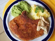 Stielkotelett mit Erbsenpüree und Kartoffelstampf - Rezept