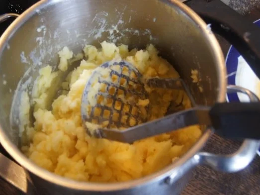 Rezept: Stielkotelett mit Erbsenpüree und Kartoffelstampf Bild Nr. 12 Stielkotelett mit Erbsenpüree und Kartoffelstampf - Rezept - Bild Nr. 12