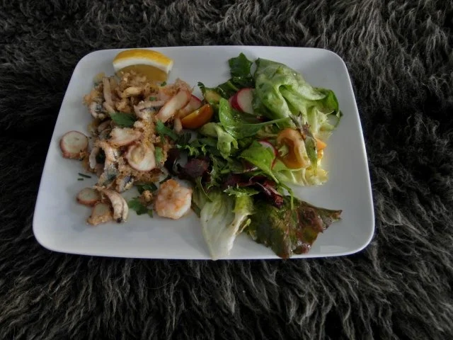 In Olivenöl frittierte Meeresfrüchte und bunter Frühlingssalat - Rezept