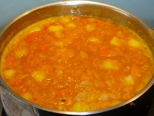 Kürbissuppe mit gerösteten Zwiebeln und Hähnchenspießchen - Rezept - Bild Nr. 3