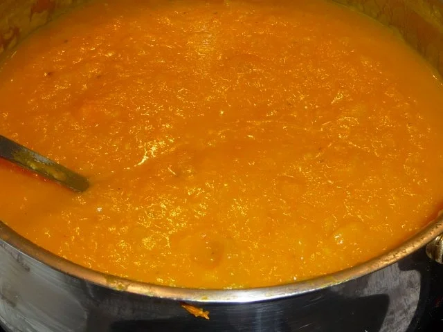 Kürbissuppe mit gerösteten Zwiebeln und Hähnchenspießchen - Rezept - Bild Nr. 5