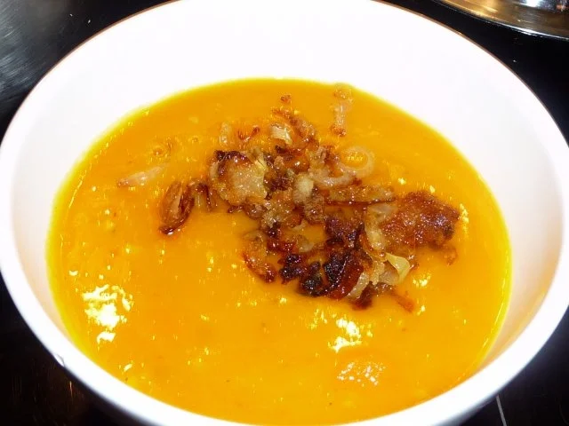 Kürbissuppe mit gerösteten Zwiebeln und Hähnchenspießchen - Rezept