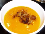 Rezept: Kürbissuppe mit gerösteten Zwiebeln und Hähnchenspießchen Kürbissuppe mit gerösteten Zwiebeln und Hähnchenspießchen - Rezept