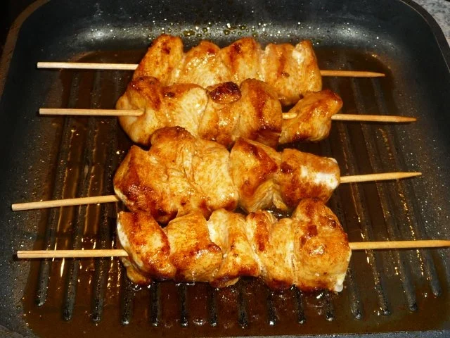 Kürbissuppe mit gerösteten Zwiebeln und Hähnchenspießchen - Rezept - Bild Nr. 6