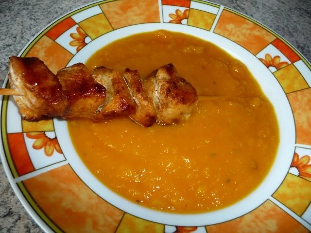 Kürbissuppe mit gerösteten Zwiebeln und Hähnchenspießchen - Rezept - Bild Nr. 2