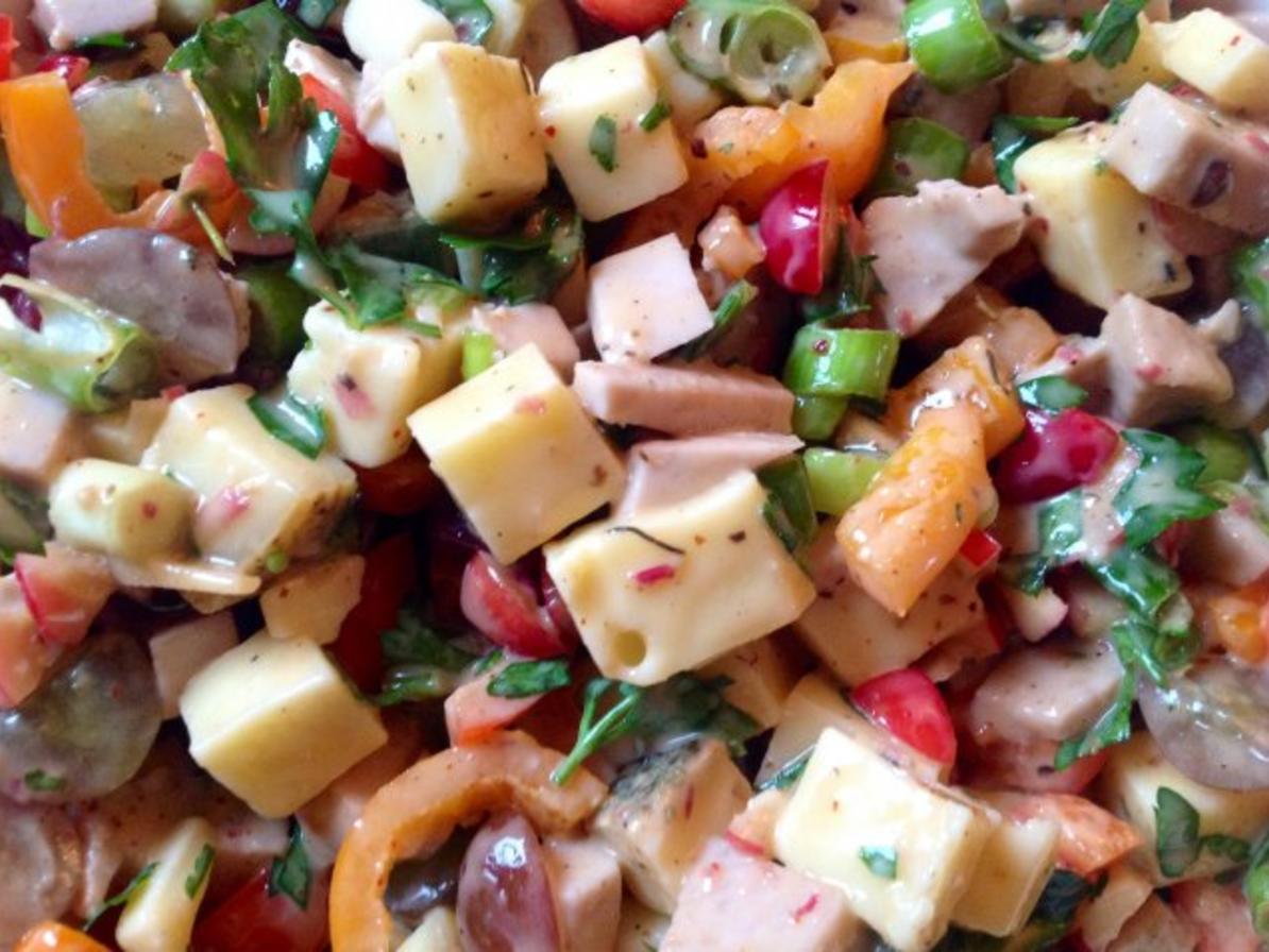 Fruchtiger Wurst-Käsesalat - Rezept mit Bild - kochbar.de