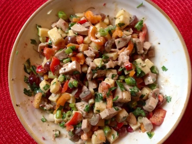 Rezept: Fruchtiger Wurst-Käsesalat Bild Nr. 3 Fruchtiger Wurst-Käsesalat - Rezept - Bild Nr. 3