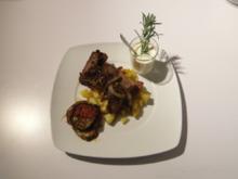 T-Bone Steak mit Kartoffeln, Zwiebeln, Auberginentürmchen und Knoblauchdipp - Rezept