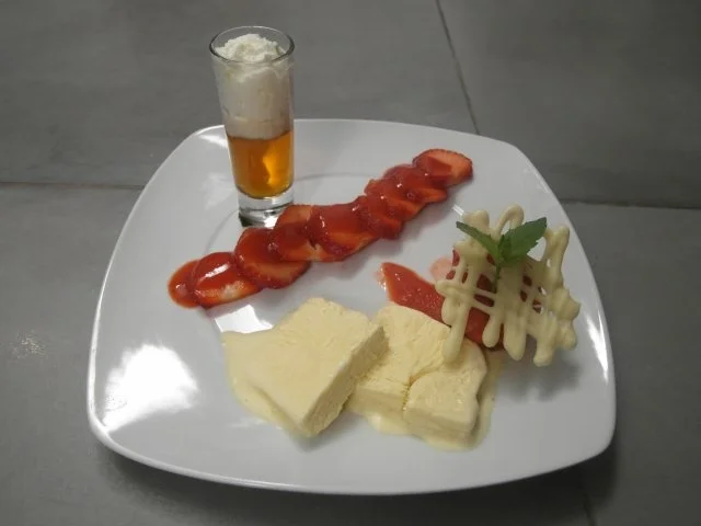 Rezept: Amaretto-Parfait, Erdbeereis, Erdbeercarpaccio mit Soße und heißer Amaretto mit Sahne Amaretto-Parfait, Erdbeereis, Erdbeercarpaccio mit Soße und heißer Amaretto mit Sahne - Rezept