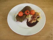 Lammrückenfilet mit Wildkräuterkruste mit Kräuter-Bandnudeln an Rotweinreduktion - Rezept