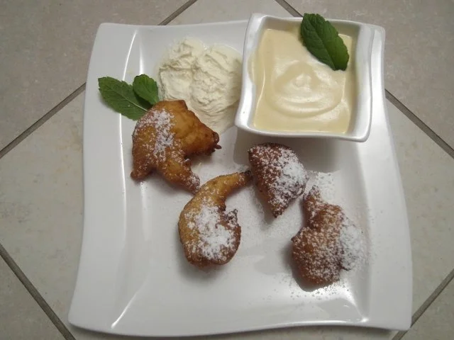 Nonnenpfürzle mit Vanillesoße - Rezept